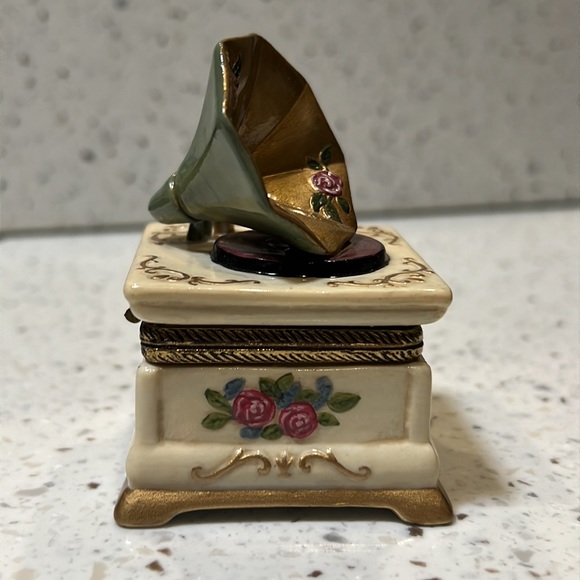 Gramophone porcelain record player trinket box embossed roses - Picture 6 of 12